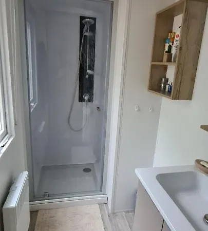 Mobil-home Equipe 40m Avec Terrasse Fermee, 4 Etoiles *