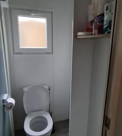 Mobil-home Equipe 40m Avec Terrasse Fermee, 4 Etoiles